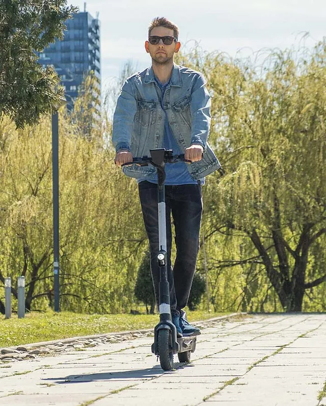 Hombre en patinete eléctrico