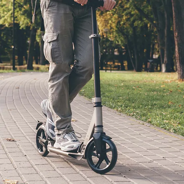 Hombre sobre scooter en el parque