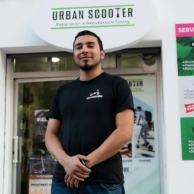 UrbanScooter hombre en exterior de la empresa